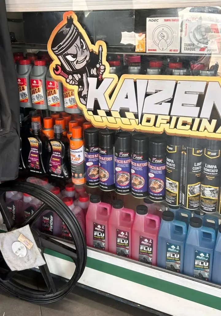 Balcão da Kaizen com lubrificantes, fluidos de freio e sprays