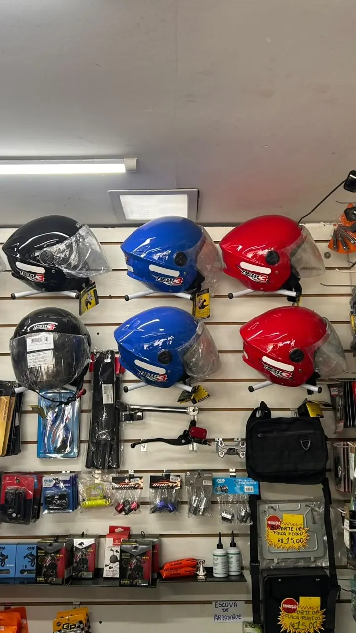 Parede com capacetes e acessórios para moto na Kaizen