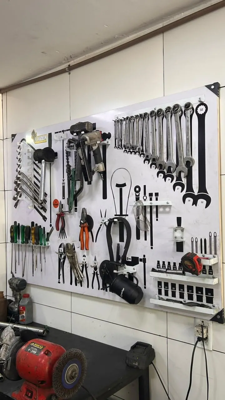 Painel de ferramentas organizado na oficina da Kaizen