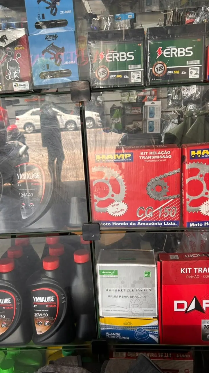 Vitrine da Kaizen com kits de relação, óleos e baterias para moto